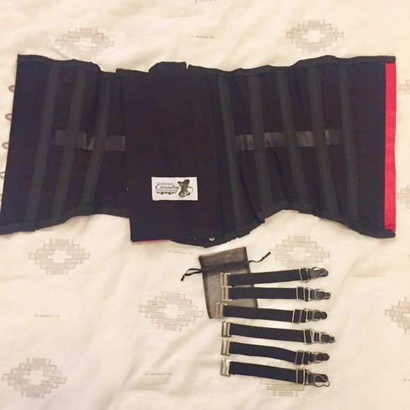 Red satin corset size 24 - Picture 5 of 9